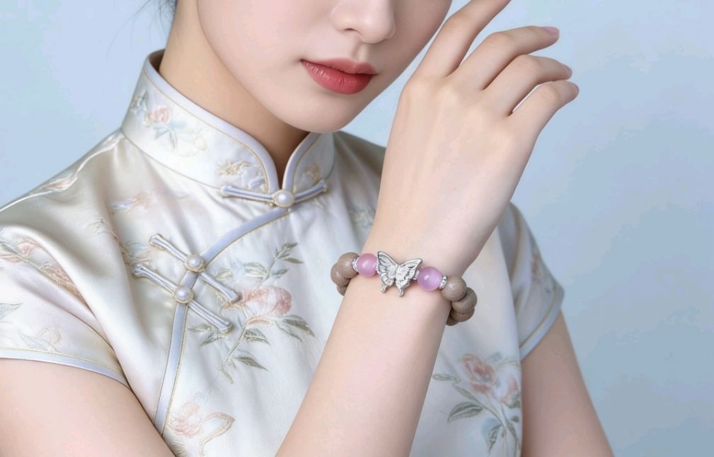 龙涎香珠衬饰银蝴蝶手链